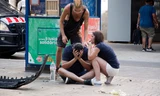 Người Barcelona an ủi nhau sau vụ tấn công kinh hoàng. Ảnh: EAP