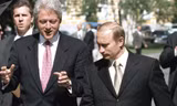 Cựu Tổng thống Mỹ Bill Clinton (trái) trò chuyện với Tổng thống Nga Vladimir Putin trong chuyến thăm Moscow hồi năm 2000.