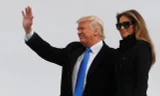 Tổng thống đắc cử Donald Trump và phu nhân Melania chào mọi người từ chuyên cơ Air Force One chở gia đình ông từ New York đáp xuống căn cứ không quân Andrew ở Washington hôm 19/1. Ảnh: Reuters