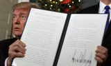 Tổng thống Donald Trump ký sắc lệnh công nhận Jerusalem là thủ đô của Israel. Ảnh: AP