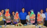 Bí thư thứ nhất T.Ư Đoàn Lê Quốc Phong tặng quà đến các anh chị em Cơ quan Trung ương Đoàn khu vực phía Nam.