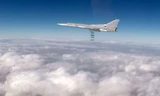 Máy bay ném bom chiến lược tầm xa Tu-22M3 dội bom xuống vị trí của IS ở Syria. 