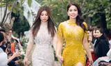 Sau hơn 10 năm xa cách, Lý Hương và con gái đã được nắm tay nhau trên sàn catwalk