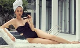 Chi Pu vừa khoe ảnh mặc quần tất không nội y, Ngọc Trinh đã diện bikini xẻ cao hết cỡ