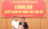 Chủ tịch UBND tỉnh Hà Giang Nguyễn Văn Sơn trao Quyết định cho ông Bùi Quang Trí. Ảnh: Hagiang.gov.vn