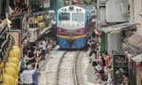 Cảnh khó tin ở phố cà phê đường tàu sau vụ cô gái lao ra đường ray 