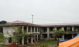 Trường học bỏ hoang, nhà thầu...bật khóc