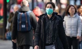 Một số người dân Anh đã bắt đầu trang bị khẩu trang y tế khi ra đường
