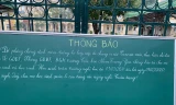 Thông báo nghỉ học ngoài cổng trường. Ảnh: Đỗ Hợp