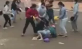 Nhóm nữ sinh đánh nhau nằm la liệt (ảnh: cắt từ clip) 