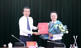 Ông Võ Văn Dũng trao quyết định và chúc mừng ông Vũ Huy Thường