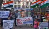 Trẻ em giăng biểu ngữ tại Mumbai, Ấn Độ, sau khi thủ tướng Pakistan Imram Khan nói nước này sẽ phóng thích viên phi công Ấn Độ. Ảnh: Sputnik 