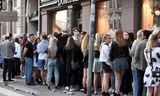 Nhiều người xếp hàng trước một câu lạc bộ đêm sau khi các biện pháp hạn chế được dỡ bỏ ở Helsinki, Phần Lan, ngày 15/7 ảnh: Reuters 