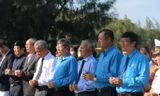 Đoàn công tác Tổng Liên đoàn LĐVN thắp hương tưởng niệm 64 chiến sĩ Gạc Ma Ảnh: LỮ HỒ
