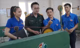 Đại úy Trần Ngọc Minh (mặac quân phục) duy trì hoạt động của Đội Thanh niên kiểm tra tại Liên chi đoàn Xí nghiệp 1 