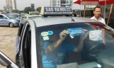 Doanh nghiệp taxi cho biết, mỗi lần điều chỉnh giá cước mỗi taxi còn phải thay tem nhãn báo giá, đồng hồ cước mất ít nhất 1 ngày. ảnh: A. Trọng