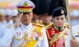 Nhà vua Vajiralongkorn, phía sau là đội phó đội cận vệ của ông, tướng Suthida, trong một sự kiện ở Bangkok ngày 6/4. ảnh: news4europe.eu 