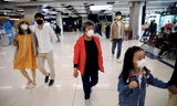 Người Hàn Quốc đeo khẩu trang khi đi lại trong sân bay Gimpo, Hàn Quốc, ngày 1/5 ảnh: Reuters 