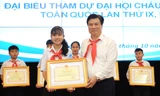 Thứ trưởng Bộ GD&ĐT trao Bằng khen cho 63 đại biểu tiêu biểu xuất sắc Đại hội Cháu ngoan Bác Hồ toàn quốc lần thứ IX Ảnh: Xuân Tùng 