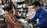 Những chiếc túi thân thiện môi trường được phát tới tay tiểu thương chợ Văn La Ảnh: CTV 