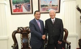  Nguyên Chủ tịch nước Lê Đức Anh với Thủ tướng Hun Sen tại tư gia. Ảnh: Xuân Ba 