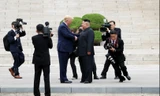  Tổng thống Mỹ Donald Trump và Chủ tịch Triều Tiên Kim Jong Un trong cuộc gặp bất ngờ ở khu phi quân sự Triều Tiên - Hàn Quốc Ảnh: Bloomberg 