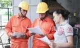 Công nhân EVNHANOI kiểm tra công tơ điện