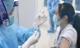 Tiêm vắc-xin phòng COVID-19 cho nhân viên y tế. Ảnh: Như Ý