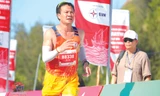 HLV Trần Văn Sỹ trên đường chạy Tiền Phong Marathon 2020 