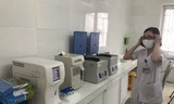 Máy xét nghiệm miễn dịch tự động mới được đưa vào hoạt động tại Trung tâm y tế thị xã Kinh Môn, Hải Dương Ảnh: Nguyễn Hoàn 