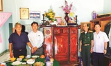 Ông Trần Vũ Bình (bìa phải) cùng các chiến sĩ Biệt động Sài Gòn trong ngày giỗ đồng đội