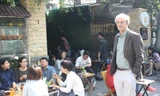 Martin Rama, tản bộ ở Hà Nội tháng 12/2017 Ảnh: NVCC 
