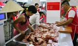 Thịt lợn tăng cao khiến người tiêu dùng lo mất tết 