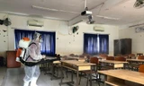 Trường THPT Nguyễn Du, quận 10, TPHCM khử khuẩn trường lớp ngày 27/2 để chuẩn bị đón học sinh 