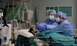 Các bác sĩ điều trị cho một bệnh nhân COVID-19 ở Milan ngày 16/4 ảnh: AP 