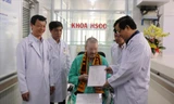 Bệnh nhân 91 nhận giấy xuất viện Ảnh: ngô bình 