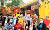 Du khách đeo khẩu trang khi tham quan phố cổ Hội An 