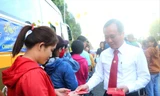 Lãnh đạo tỉnh Bình Dương trao quà cho công nhân trước khi lên xe về quê đón Tết. Ảnh: Hương Chi