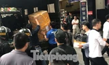 Cảnh sát khám xét và thu giữ nhiều tài liệu, vật chứng tại cửa hàng Nhật Cường.