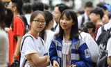 Thí sinh trong ngày đầu làm thủ tục đăng ký dự thi tại điểm thi THPT Quang Trung (Hà Nội)