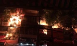Lửa cháy lan 10 căn nhà ở Hà Nội, cột khói bốc cao hàng chục mét