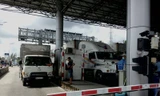 Sáng 6/1, xe tải của một công ty ở gần trạm thu phí, đi qua trạm chỉ để đổ dầu nhưng vẫn bị thu phí. Tài xế không mua vé, nên “bị nhốt” gần 1 tiếng đồng hồ.
