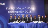 Các thành viên Hội đồng quản trị và Ban kiểm soát mới của ACB. Ảnh: Lệ Chi.