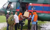 Vận chuyển hàng cứu trợ bằng trực thăng của Lào.