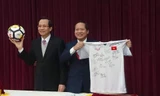 Đấu giá quà U23 Việt Nam tặng Thủ tướng để làm từ thiện