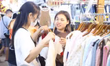 Bạn trẻ Sài Gòn tất bật mua sắm quần áo diện Tết