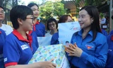Bí thư T.Ư Đoàn Nguyễn Phạm Duy Trang thăm, tặng quà đội hình Tiếp sức mùa thi