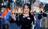 Bạn trẻ hào hứng đổ về Dinh Độc Lập xem hợp luyện diễu binh