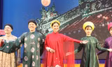 Hoa hậu môi trường thế giới Nguyễn Thanh Hà trình diễn áo dài tại chương trình giao lưu văn hóa 