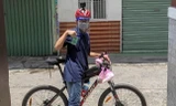 Tình nguyện viên 17 tuổi đạp xe đi chống dịch